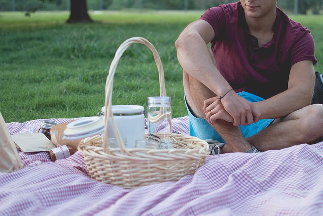 muž na pikniku