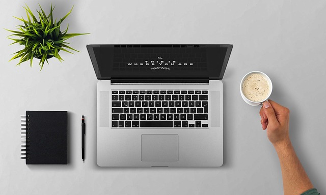 laptop, káva, diář a květina