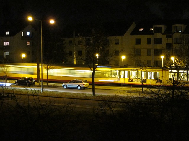 večerní jízda osvětleným městem